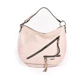 Bolso hobo color blanco con cierre superior y dos bolsillos frontales con cierre.