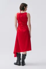 Vestido midi rojo de tafeta metalizada con frunces laterales, cuello bote, pliegues frontales y corte asimétrico.