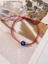 Pulsera roja con cierre de nudo macramé, con ojito turco y cuentas de 2mm en oro laminado 14k (Goldfilled).