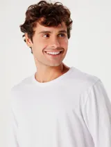 Camiseta blanca de algodón de manga larga y cuello redondo.