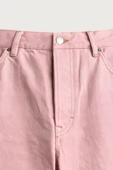 Jeans straight fit de denim de algodón color rosado, con diseño de cinco bolsillos, tiro medio y corte de pierna recta desde la cadera hasta el tobillo. Cuenta con cierre frontal de cremallera y botón metálico.