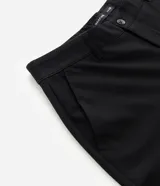 Pantalón slim masculino de corte ajustado, color negro, con cierre frontal y trabillas en la cintura.