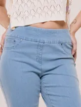 Pantalón capri en denim elastizado de calce entallado y estilo pull-on, color azul. Presenta cintura ancha totalmente elastizada, bragueta simulada, bolsillos delanteros redondeados con remaches metálicos, canesú anatómico y bolsillos traseros plaqué.
