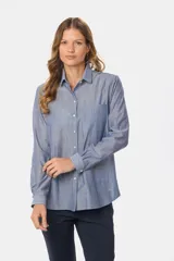 Camisa celeste con rayas verticales blancas, de corte holgado y manga larga.