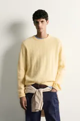 Jersey de punto regular fit, confeccionado en una mezcla de lana y cashmere, con cuello redondo, manga larga y terminaciones en rib.