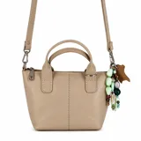 Cartera mini tote de cuero color beige, con diseño de líneas modernas y costuras visibles. Cuenta con doble asa de mano, correa larga regulable y extraíble, cierre superior y un charm decorativo de cuentas de colores y cuero en uno de sus laterales.