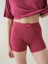 Short tipo boxer color bordó de viscosa suave y liviana, con cintura alta elastizada y etiqueta pequeña de la marca en el centro.