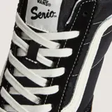 Championes Vans Super Lowpro de perfil bajo, color negro con detalles en blanco. Presentan cierre de cordones, lengüeta acolchada y suela exterior de caucho con diseño Waffle.