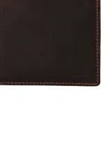 Billetera plegable de cuero natural engrasado color marrón, con costuras a la vista en tono contrastante. Cuenta con tecnología RFID para protección de datos, múltiples ranuras para tarjetas, bolsillos internos y monedero con broche de presión.