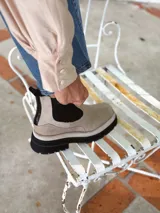 Botas Chelsea color visón de cuero con elástico lateral negro, suela track y tirador trasero.