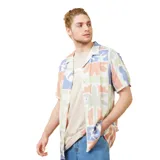 Camisa manga corta color crudo con estampado abstracto en tonos pastel.