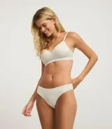 Bombacha tipo bikini de corte clásico, confeccionada en poliamida seamless con textura sutil. Presenta un diseño minimalista y cómodo, con forro interno de algodón.