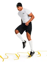 Remera deportiva de compresión Under Armour, manga corta, color blanco con logo de la marca en negro en el pecho. Confeccionada en tejido elástico de secado rápido con costuras planas ergonómicas.