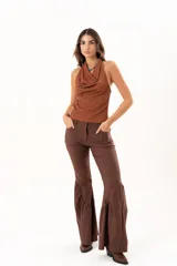 Top sin mangas color marrón con cuello volcado, confeccionado en tela de punto con textura sutil.