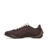 Sneaker Merrell modelo Relay de perfil bajo, en color marrón con detalles en tonos tierra. Presenta un diseño técnico con empeine de ante y malla transpirable, cierre de cordones en color crema y suela de caucho con textura distintiva en el lateral.