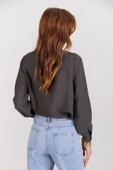 Blusa color crema de tela texturizada, con cuello en rib y puño camisero.