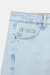 Jeans de tiro alto con cinco bolsillos y diseño de costuras verticales en el frente. Cierre frontal con cremallera y botón.