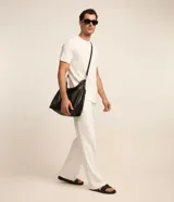 Remera slim de hombre en color blanco, con cuello redondo, mangas cortas y textura acanalada de rayas verticales.