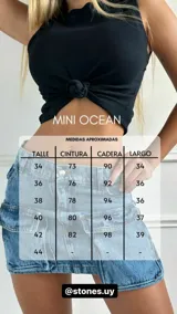 Minifalda de jean celeste con bolsillos cargo frontales.