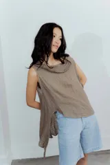 Blusa color crudo, de lino, con cuello amplio y corte acinturado.