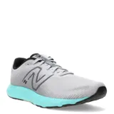 Championes de running New Balance 420 V3, color gris con detalles en negro y suela celeste.