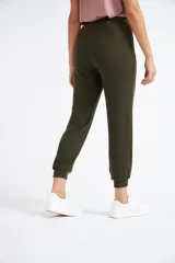 Pantalón tipo jogging de tejido rib color verde militar, con cintura elástica con cordón ajustable y puños en los tobillos.