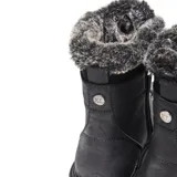 Borcegos de caña media estilo outdoor urbano, confeccionados en símil cuero color negro. Presentan detalle de piel sintética en el borde superior, cordones al tono con ojales metálicos reforzados, cierre interno lateral y suela de goma con relieve antideslizante.