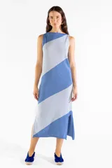Vestido midi de tejido de punto con diseño bicolor a rayas diagonales en tonos celeste y azul, sin mangas, con escote bote y aberturas laterales en el dobladillo.
