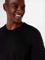 Camiseta básica de manga corta y cuello redondo, color rojo oscuro.