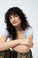 Remera cropped color crudo, de ribb con escote cuadrado y manga corta.