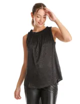 Blusa sin mangas de satén labrado color beige, con cuello a la base fruncido en punto smock.