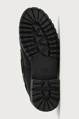 Zapato estilo náutico de piel color negro, de la colección especial Fruit of the Loom x Zara. Presenta detalle de bordón en el empeine, ojalillos metálicos dorados, cordones negros y suela track dentada.