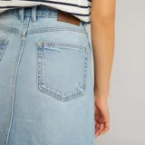 Minifalda de jean celeste con bolsillos delanteros y traseros.