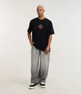 Remera negra de algodón con corte relajado, cuello redondo y mangas cortas. Estampa frontal y trasera con la imagen de Tupac Shakur y texto con tipografía gótica.
