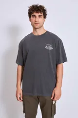 Remera de algodón color marrón con efecto lavado, corte oversize y estampa pequeña en el pecho.