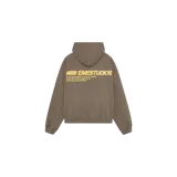 Hoodie oversize de color marrón topo, con capucha, mangas largas y bolsillos tipo canguro. Presenta estampado tipográfico en la espalda con el nombre de la marca y detalles de la colección.