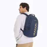 Mochila Merrell de 25 litros, color azul marino, con diseño funcional y resistente. Presenta una tira central decorativa en tono beige, compartimento principal con cierre y correas ajustables.