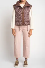 Chaleco acolchado color marrón con cierre frontal y bolsillos laterales.