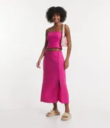 Falda midi color fucsia de lino, con cintura elástica, abertura lateral y detalle de cordón ajustable.