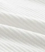 Remera polo de manga corta con cuello tradicional sin botones, confeccionada en tejido con textura mini grid.