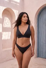 Bombacha de bikini colaless negra, de tiro alto y diseño liso.