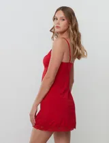 Chemise corta negra de seda fría, marca Montelle, con breteles finos regulables y apliques de encaje en el escote en V y el ruedo.