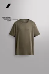 Remera Zara Athleticz de corte relaxed fit, confeccionada en tejido técnico fluido y ligero, en color verde militar. Presenta cuello redondo, manga corta y pequeño estampado a contraste en el pecho.