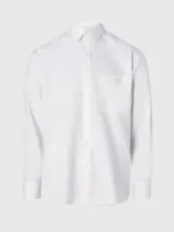 Camisa blanca de manga larga con cuello clásico, cierre frontal con botones, bolsillo de parche en el pecho y logo CK bordado en el bolsillo.