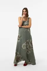 Vestido largo verde militar con estampado floral, silueta amplia, escote redondo y tirantes finos con detalle de botones.