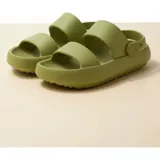 Chancletas tipo gomones de diseño ergonómico, color verde oliva, con doble tira ancha en el empeine y tira trasera ajustable. Fabricadas en material sintético antideslizante con suela de plataforma.