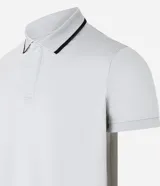 Remera polo de hombre de manga corta, color blanco con detalles en contraste en el cuello, confeccionada en tejido transpirable con tecnología dry y tacto helado.