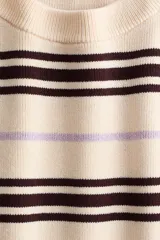 Remera de punto tupido en color beige, con diseño a rayas horizontales en tonos marrón y lila. Presenta cuello redondo acanalado, mangas cortas con hombros caídos y bajo recto.