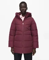 Chaqueta puffer estilo acolchado color bordó, con capucha ajustable y cierre frontal con cremallera.