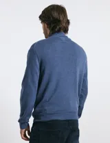 Sweater de punto color tostado, con cuello alto y cierre frontal parcial con botones. Diseño de manga larga con puños y ruedo acanalados.